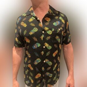 Hawaiian Shirt mens size L. Fits on the snug side so prob fits more like…
